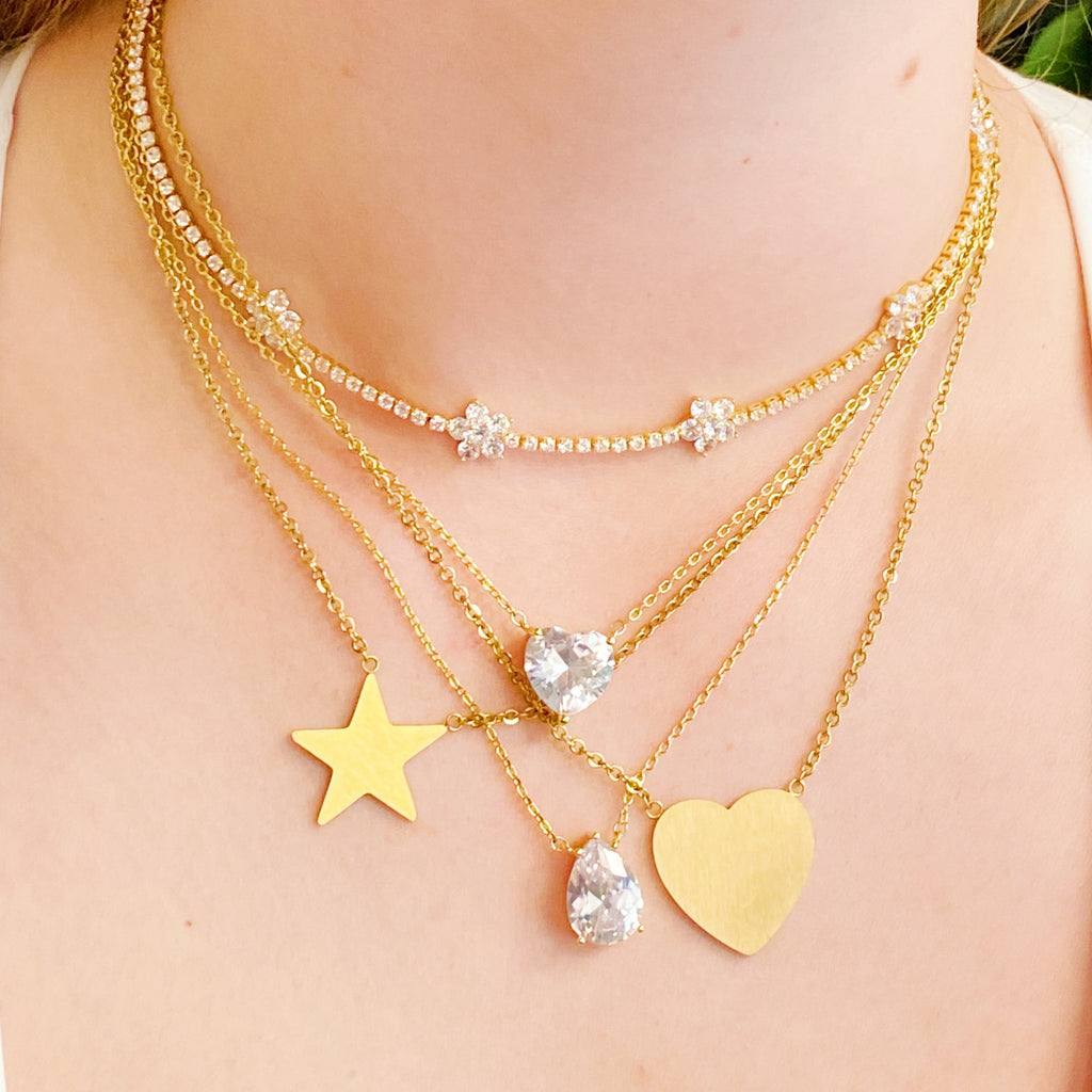 Solitaire pendant closeup