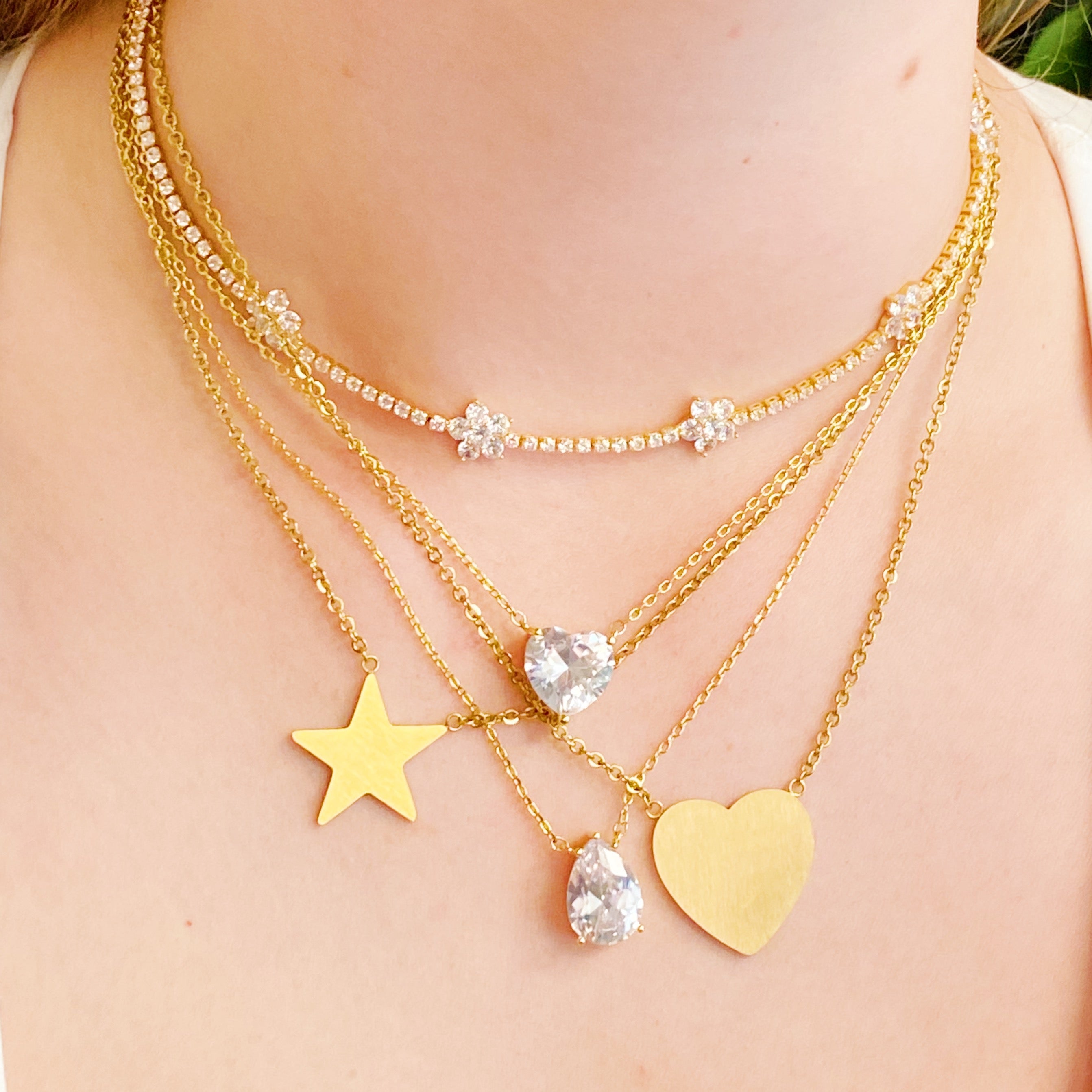 Solitaire pendant closeup