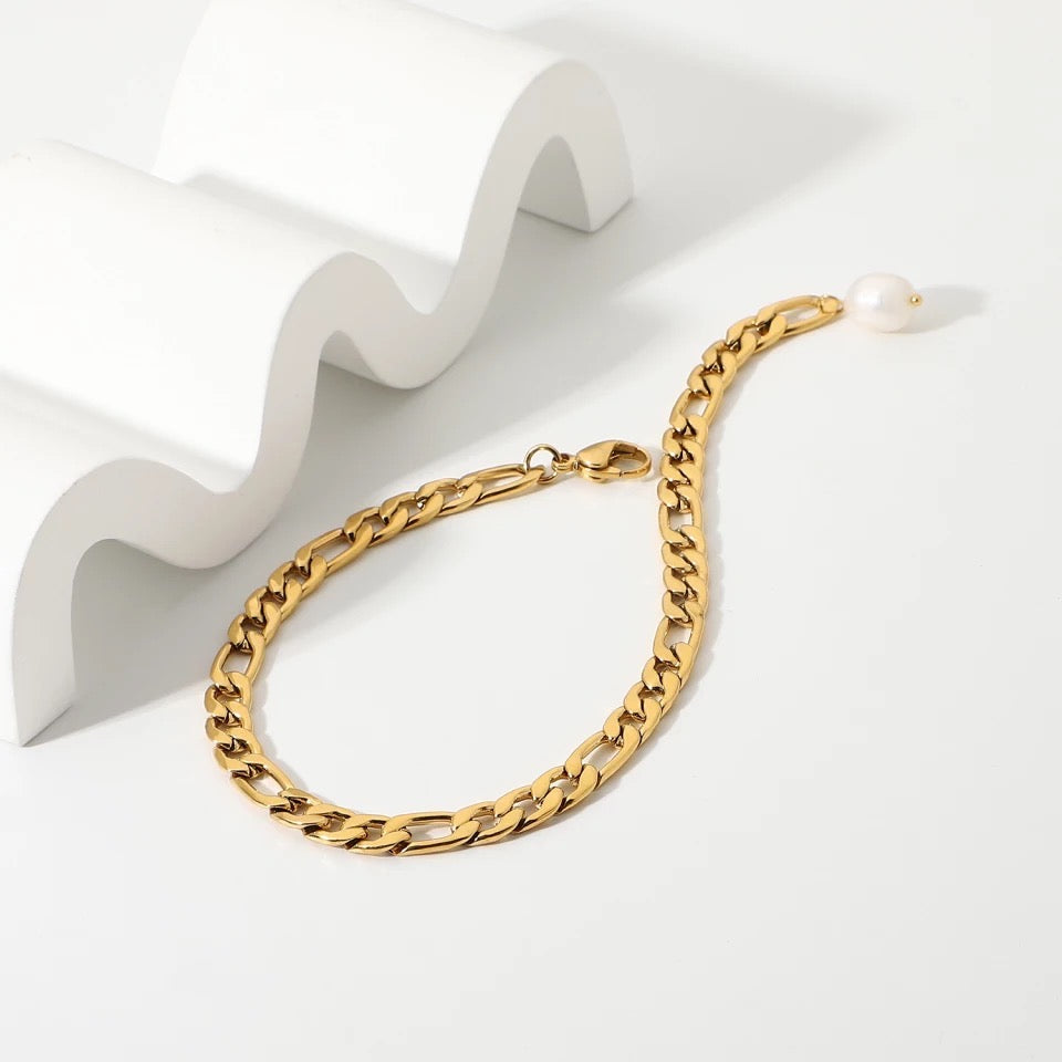 Cuban pearl bracelet detail