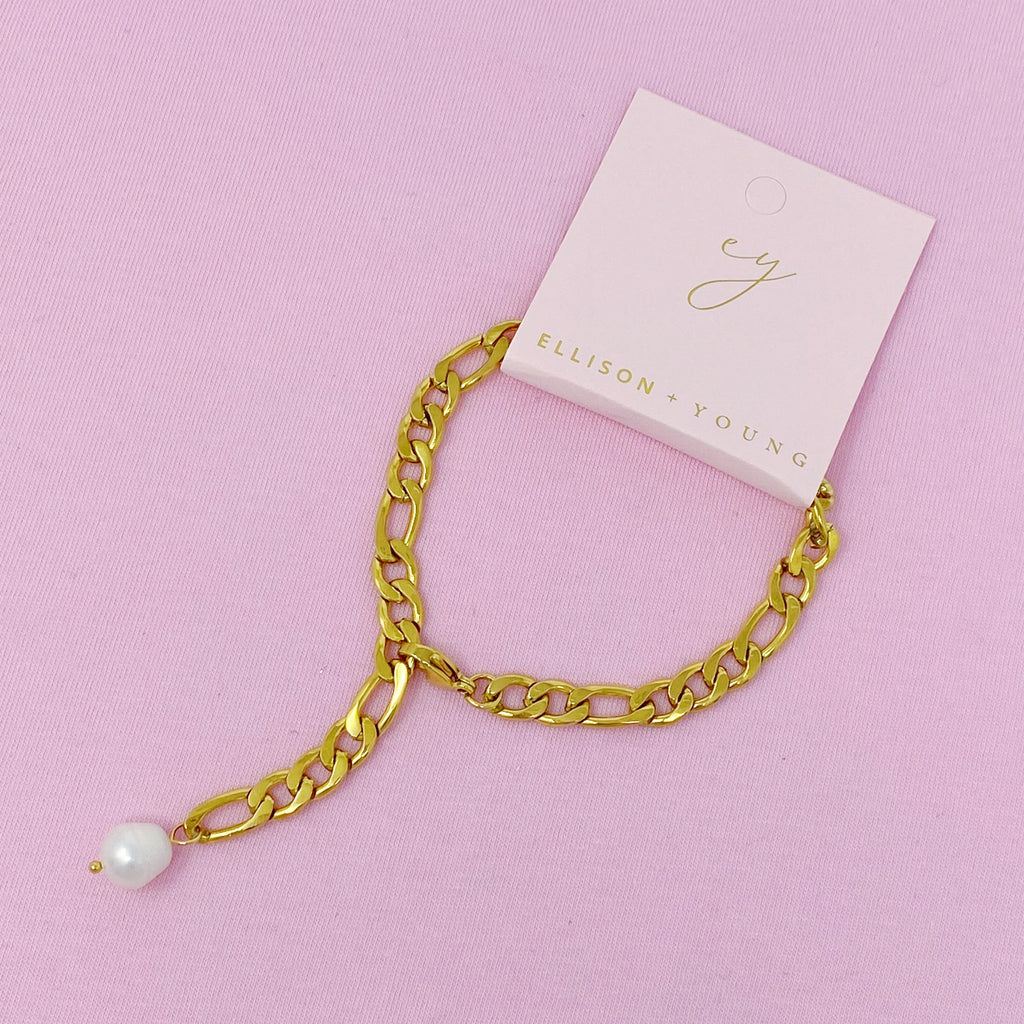 Cuban pearl bracelet closeup